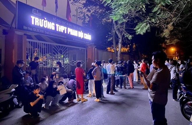 Vụ phụ huynh xếp hàng 