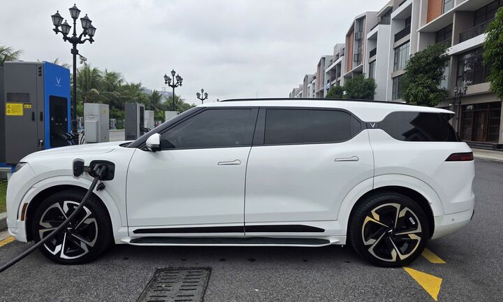 Chủ nhân “bộ sưu tập” 11 xe VinFast ở Hà Nội: “Càng hiểu xe điện, càng thấy đáng giá”