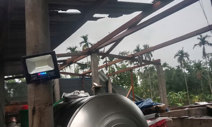 Lốc xoáy kèm mưa lớn bất ngờ quét qua Quảng Ngãi, hơn 100 ngôi nhà bị tốc mái