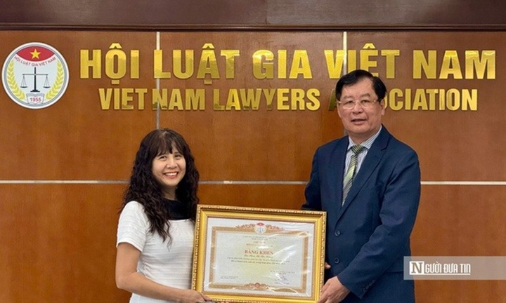 Trao bằng khen của Chủ tịch Hội Luật gia Việt Nam cho cán bộ của Tổ chức Bánh mỳ cho thế giới