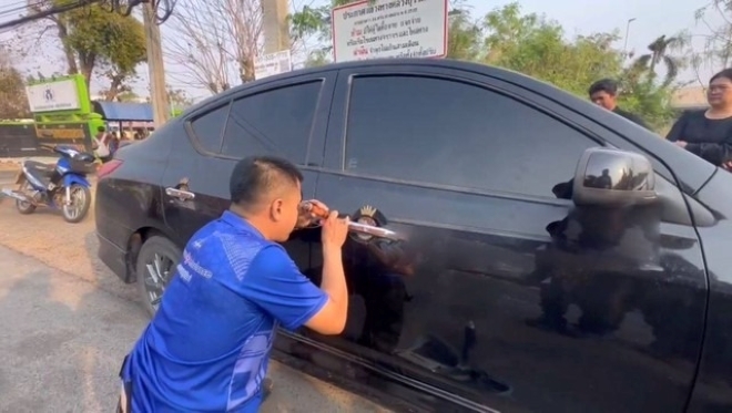 Clip: 5 phút nghẹt thở người đàn ông phá khóa, cứu 2 đứa trẻ mắc kẹt trong ô tô