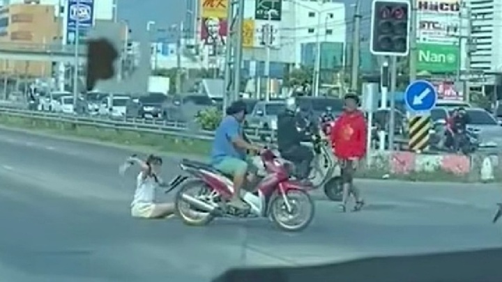 Clip: Cô gái gây náo loạn ngã tư vì bạn trai không chịu dắt xe hỏng qua đường