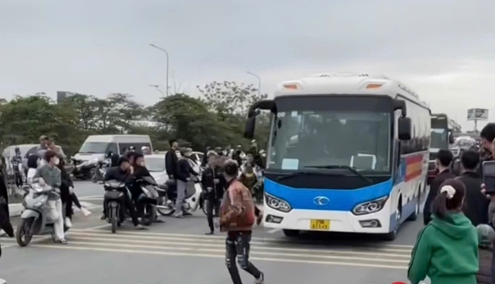 Xử lý nam thanh niên chặn đầu xe chở tân binh nhập ngũ ở Hưng Yên