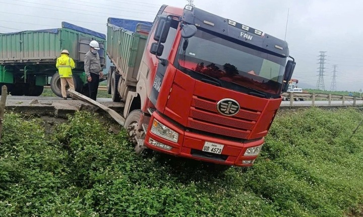 Hiện trường vụ ô tô đầu kéo húc văng xe máy, 2 phụ nữ tử vong ở Nghệ An