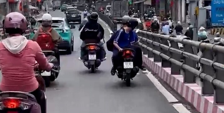 Xác minh clip 2 học sinh chạy xe máy với