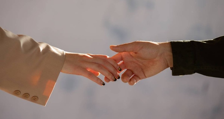 Thuê nhà hàng sang trọng kỷ niệm yêu nhau, bạn gái mở quà ra liền đòi... chia tay