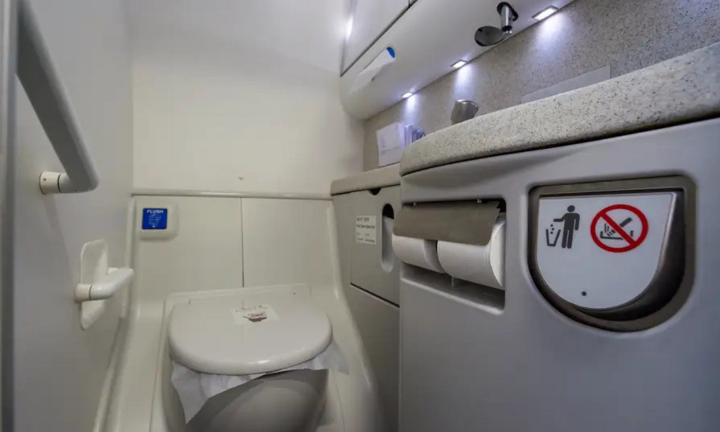Lý do không nên dùng giấy vệ sinh trên máy bay