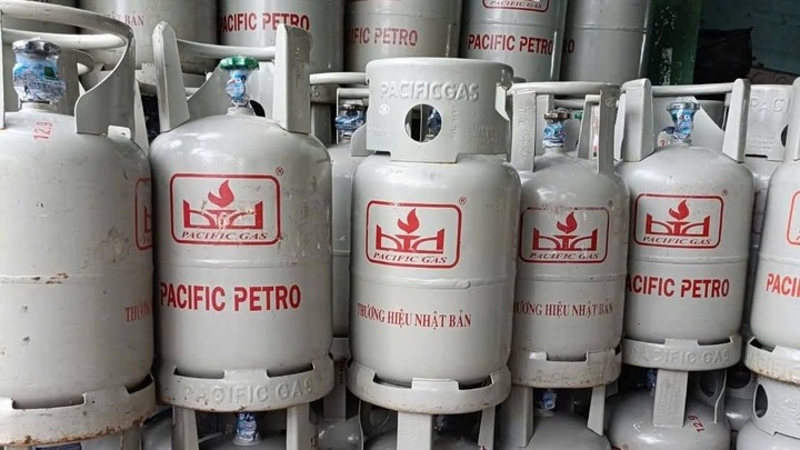 Giá gas bán lẻ tăng, mỗi bình gas 12kg đắt thêm 30.000 đồng