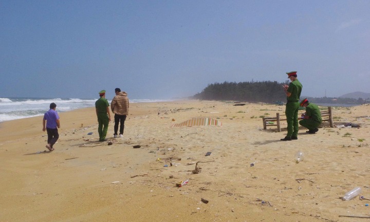 Quảng Ngãi: Phát hiện 2 thi thể nam giới trôi dạt vào bờ biển