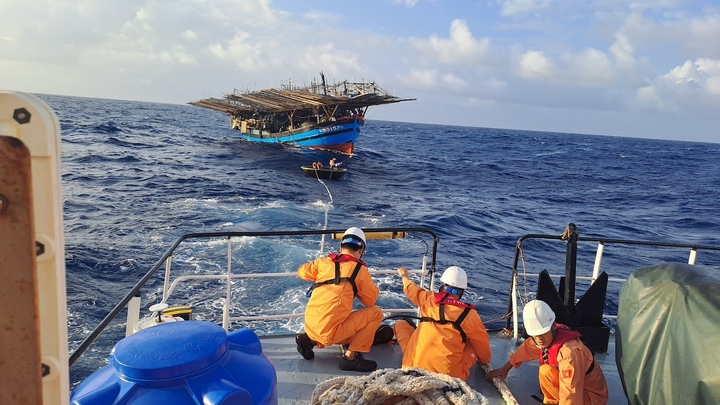 Cứu nạn kịp thời 34 ngư dân gặp nạn trên vùng biển ngoài khơi Khánh Hoà