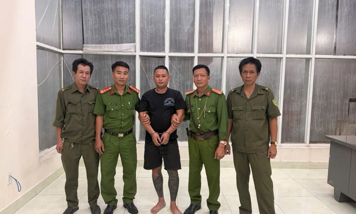 Đối tượng truy nã bị bắt khi đang đi bộ trong khu dân cư 
