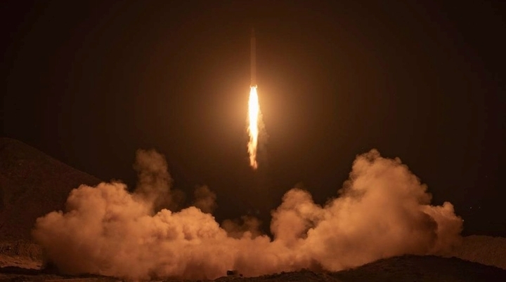 Iran bắn tên lửa đầu đạn 2 tấn, tập kích dữ dội Mỹ - Israel nhiều giờ liên tục