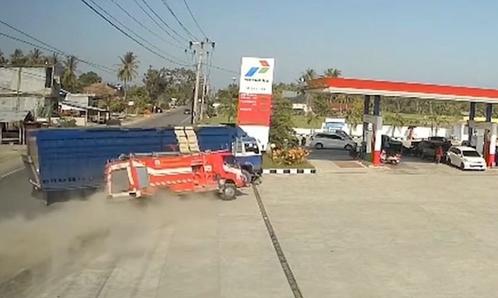 Clip: Xe cứu hỏa va chạm xe tải trên đường đi chữa cháy, 3 người bị thương trong ngày 8/3
