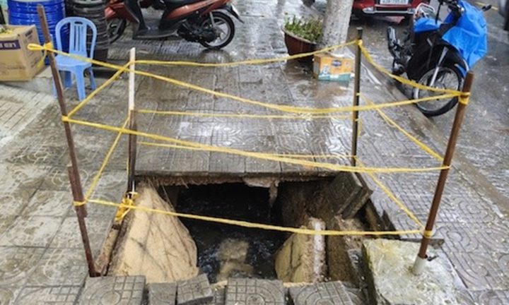 Clip vỉa hè bất ngờ đổ sụp, người đàn ông thoát