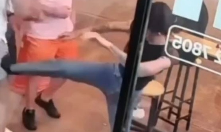 Bị gã đàn ông sàm sỡ, nữ thợ xăm xinh đẹp “tung cước” đáp trả