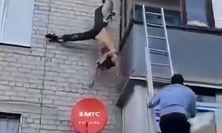 Clip: Ngã từ tầng 5 của tòa nhà, người đàn ông say xỉn thoát chết trong gang tấc
