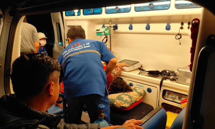 Xuyên đêm cứu nạn khẩn cấp một bệnh nhân nguy kịch từ Cù Lao Chàm vào bờ điều trị