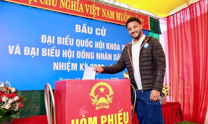Cầu thủ Xuân Son, Hoàng Hên lần đầu tiên đi bầu cử