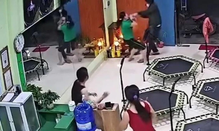 Công an xác minh clip người đàn ông bịt mặt, táo tợn xông vào phòng tập cướp dây chuyền