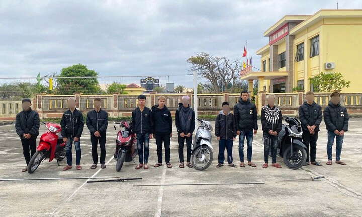 11 thanh thiếu niên đi xe máy, mang hung khí chém người khác trong đêm ở Quảng Trị