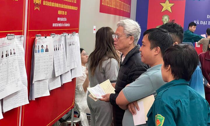 Cử tri Hà Nội phấn khởi thực trách nhiệm công dân, đặt trọn niềm tin vào những lá phiếu chọn người đủ đức, đủ tài