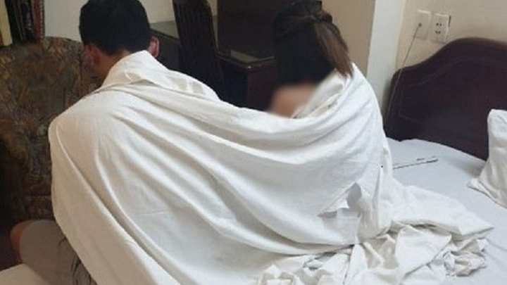 Bắt quả tang 4 cặp đôi 