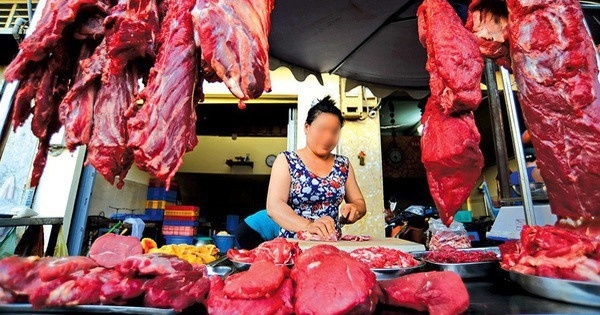 Người bán thịt treo thịt bò lên cao nhưng lại đặt thịt lợn trên mặt bàn, bất ngờ lý do
