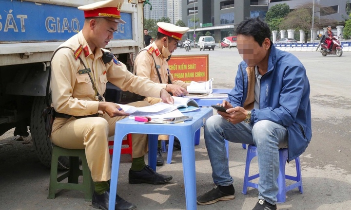 Xử lý tài xế làm bùn rơi vãi khiến hàng loạt người và xe té ngã trên đường phố Hà Nội