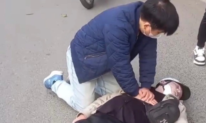 Giám đốc Sở Y tế Hà Nội khen thưởng đột xuất bác sĩ cứu người giữa đường