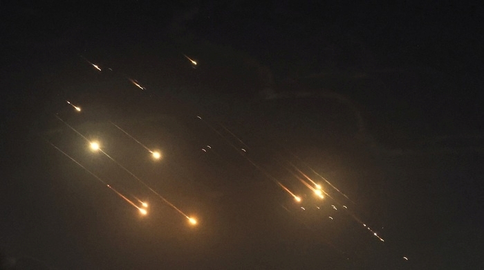 Cận cảnh khoảnh khắc tên lửa siêu vượt âm Iran đột ngột đổi quỹ đạo tập kích Israel