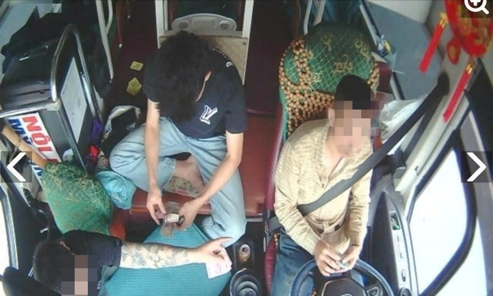 Tài xế vừa lái xe khách trên cao tốc Bắc - Nam vừa đánh bài ăn tiền với 2 phụ xe