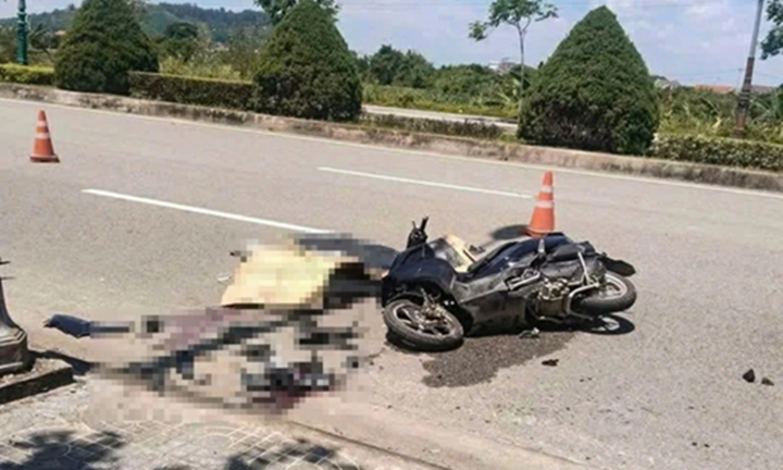 Hiện trường vụ tai nạn, xe máy tông cột đèn, 2 thiếu niên tử vong