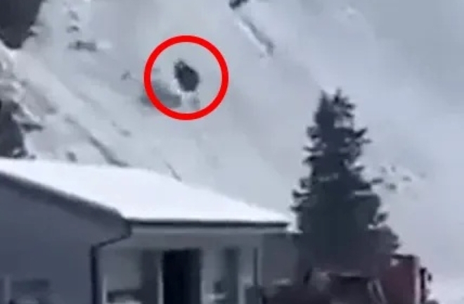 Clip: Cabin cáp treo văng khỏi dây, rơi xuống sườn núi, hành khách bên trong tử vong