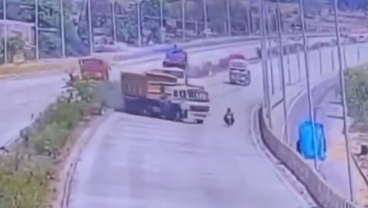 Clip: Xe tải mất lái trên cầu vượt, hai mẹ con tử vong thương tâm