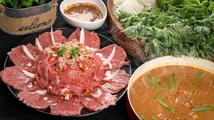 Thử ngay lẩu bò mắm ruốc thơm lừng tại TP.HCM