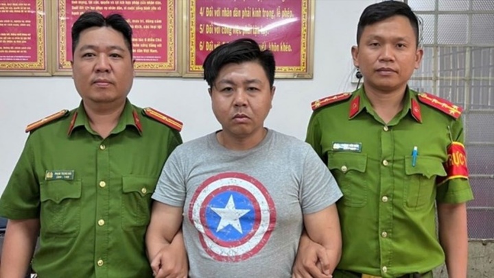 Khởi tố đối tượng đập phá hành lý nữ du khách trước tại sân bay Tân Sơn Nhất