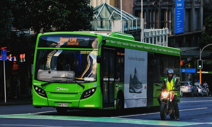 Thiếu niên 15 tuổi trộm xe buýt để đưa bạn gái đến trường