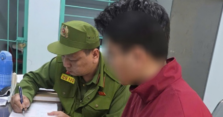 Phát hiện nam thanh niên dùng điện thoại quay lén nhà vệ sinh nữ ở Hà Nội