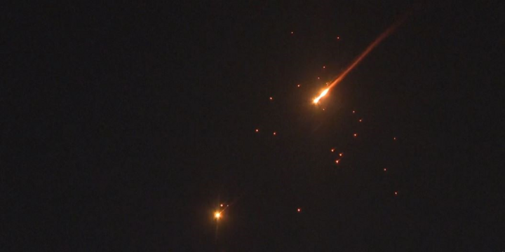 Iran tiếp tục khai hỏa tên lửa mang đạn chùm, trút 