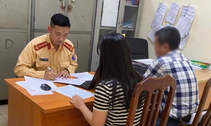 Danh tính nữ tài xế ở Hà Nội sử dụng điện thoại khi đang lái xe, bị ghi hình gửi CSGT xử phạt