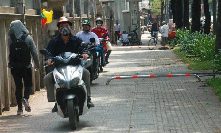 Danh sách 103 xe máy leo vỉa hè bị phạt nguội tại TP.HCM