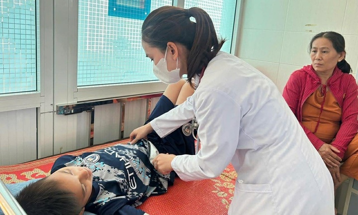 Quảng Ngãi: 17 người nghi ngộ độc sau khi ăn bánh mì xe đẩy