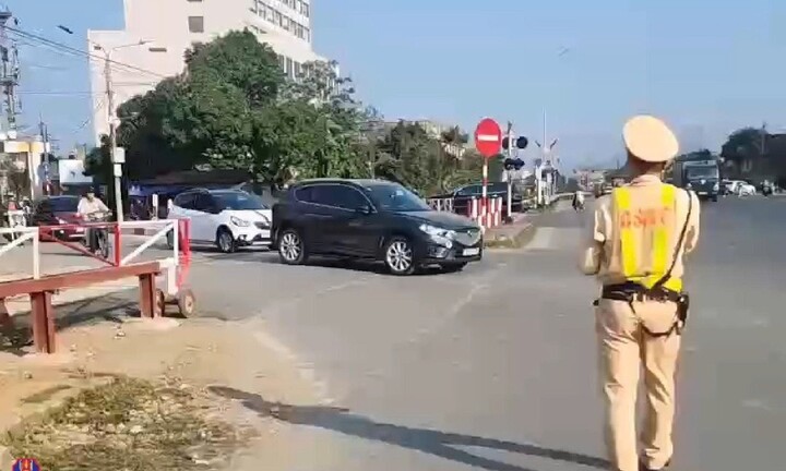 CSGT đồng loạt ra quân xử lý vi phạm an toàn giao thông đường sắt trên toàn quốc