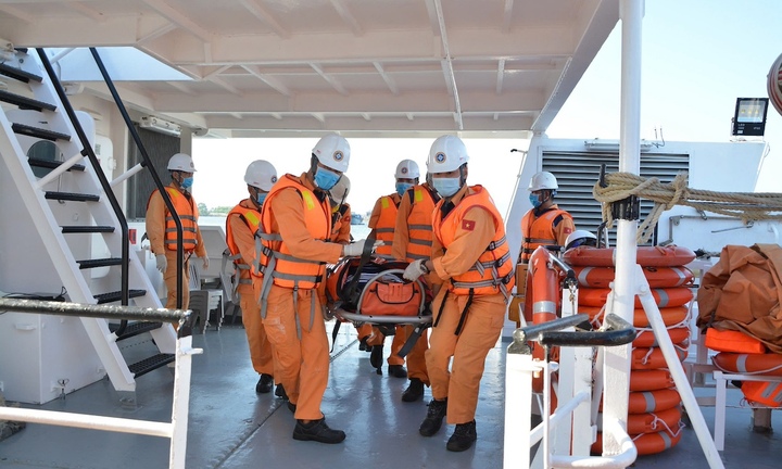 Kịp thời cứu nạn thuyền viên Philippines gặp nạn trên vùng biển Việt Nam