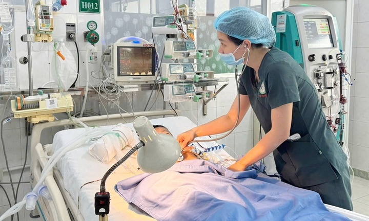 Bé trai 34 tháng tuổi suy gan, nhiễm trùng huyết vì uống thuốc hạ sốt quá liều