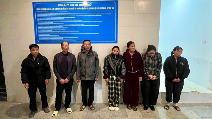 Bất ngờ kiểm tra nhà Tô Hoài Thu, công an bắt quả tang 8 nam nữ đang 
