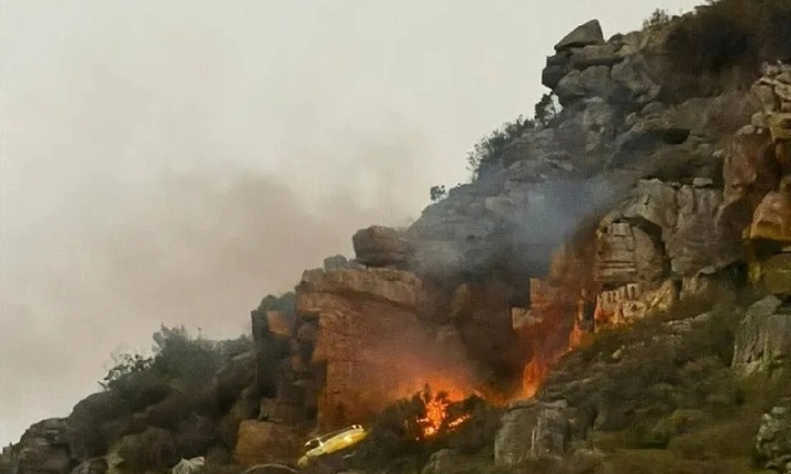 Clip: Khoảnh khắc trực thăng chữa cháy đâm vào vách đá, rơi xuống biển lửa