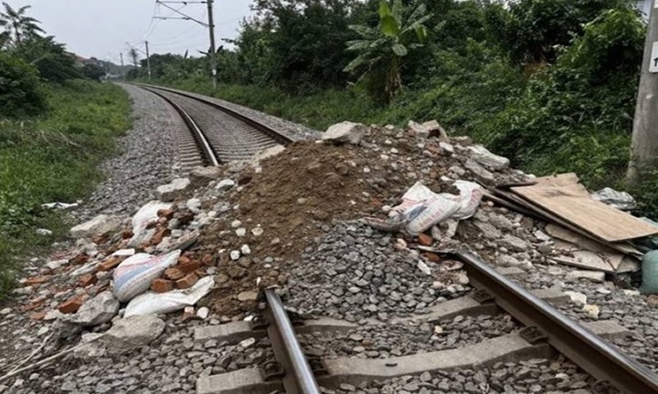 Đổ đất đá lên đường sắt, bị phạt bao nhiêu tiền?