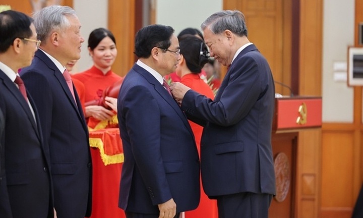 Thủ tướng Phạm Minh Chính nhận Huân chương Quân công hạng Nhất, Huy hiệu 40 năm tuổi Đảng