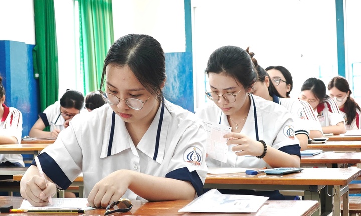Tuyển sinh 2026: Ngưỡng sàn 15 điểm và nỗi lo thu hẹp cửa vào đại học